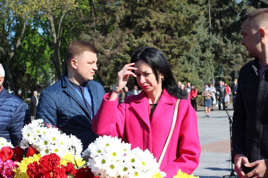 Квіти, пісні та ветерани: у Луцьку відзначили День перемоги (фото)