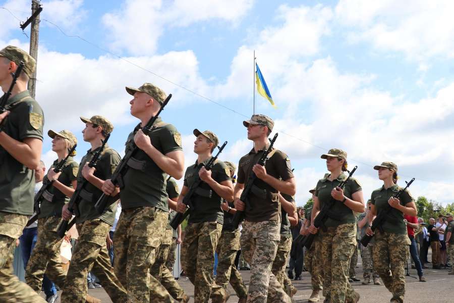 73 курсанти луцького вишу склали присягу на вірність Україні (фото)