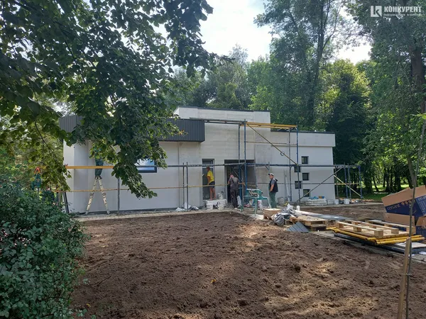Завезли унітази: в центральному парку Луцька завершують будівництво вбиральні (фото, відео)