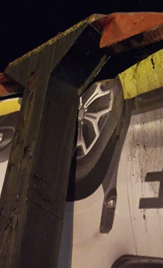 Повідомили деталі падіння білборда у Луцьку (фото, відео)