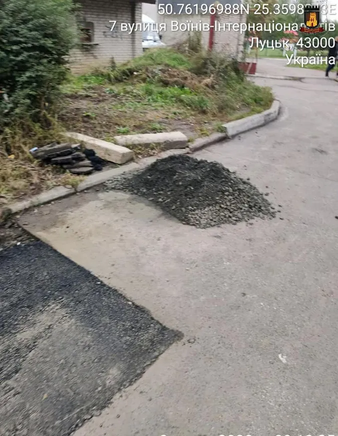 Муніципали виписали «Луцьктеплу» протоколи за пошкоджений асфальт (фото)