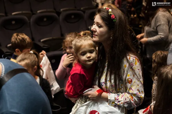 Свято із «миколайчиками»: 500 дітей отримали емоції та подарунки від луцького бізнесмена (фото)
