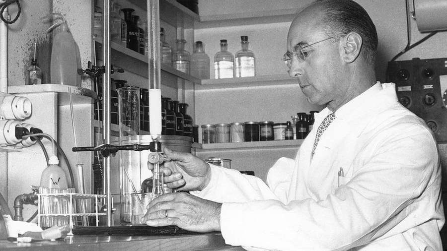 Альберт Гофманн синтезував ЛСД у 1938 році, коли працював хіміком-дослідником у фармацевтичній фірмі Sandoz