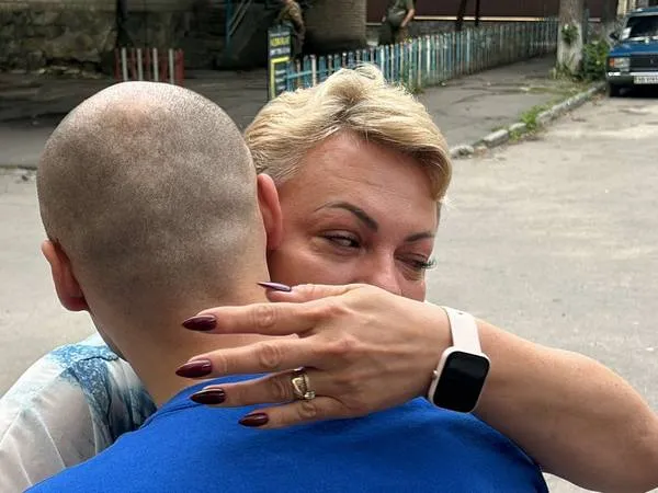 «На спині у сина сліди від електрошокеру – рани не встигали загоюватися», – мама звільненого з полону медика з Луцька