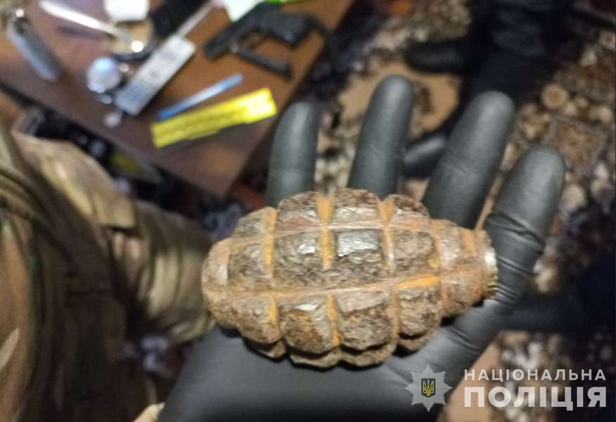 У Луцькому районі схопили розбійника з кілограмом «шмалі» і зброєю (фото)