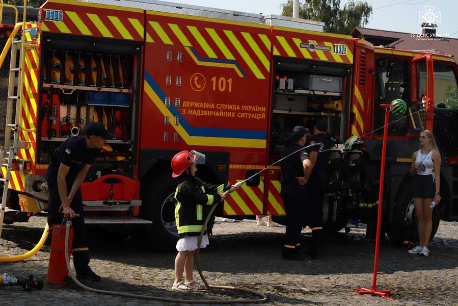 Як луцькі пожежники рятували людей від спеки (фото)