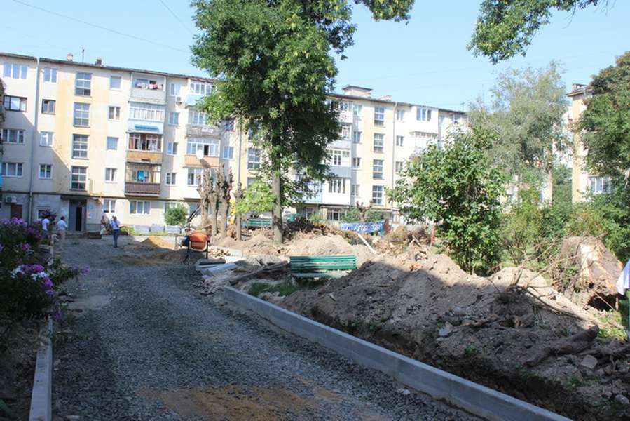 Де в Луцьку ремонтують двори і дороги (фото) 