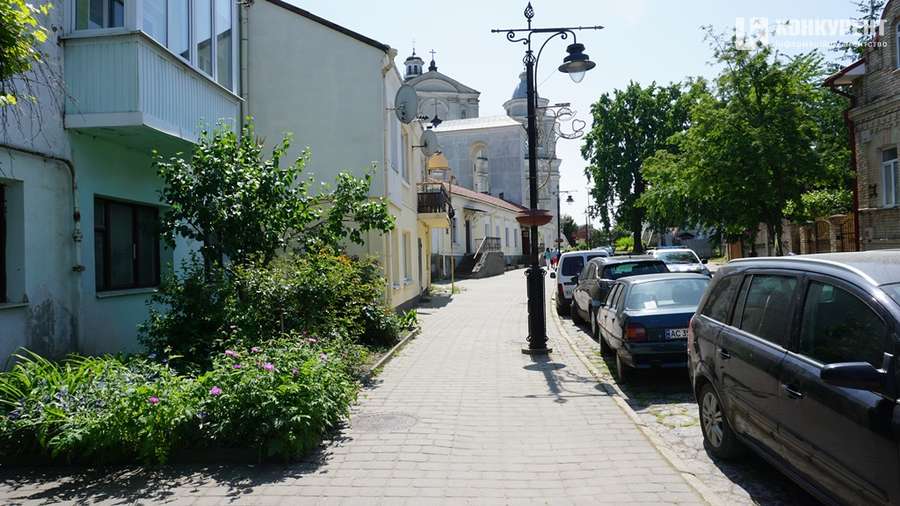 Літо на порозі: вулиця Братковського вабить тишею і квітами (фото)