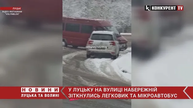 У Луцьку на Набережній – ДТП: зіткнулися легковик та мікроавтобус (відео)