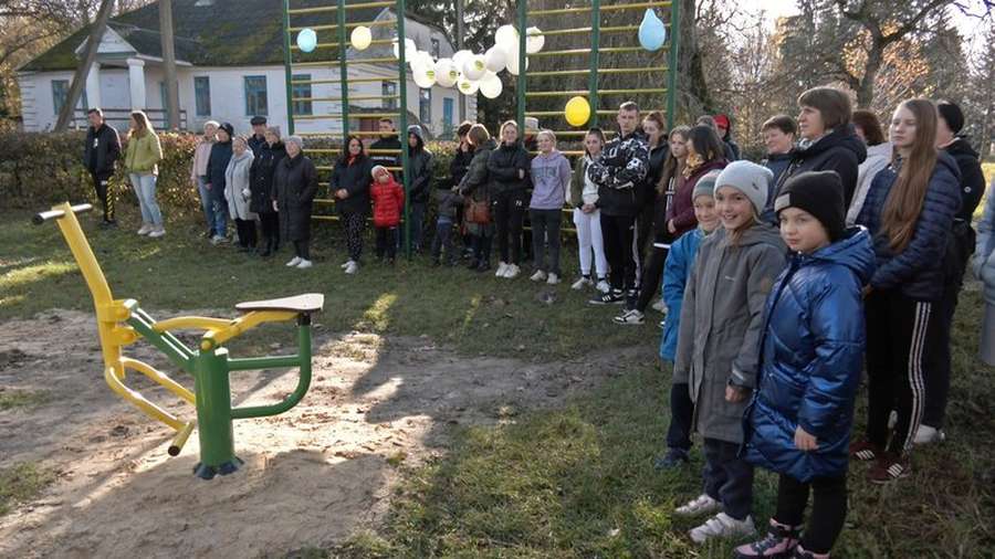 Для дітей і дорослих: в Берестечку відкрили тренажерну залу та спортивний майданчик (фото, відео)