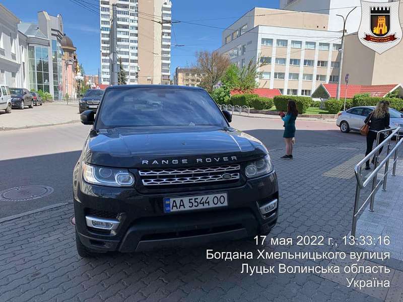 Залишив Land Rover посеред тротуару: в Луцьку оштрафували паркохама (фото)