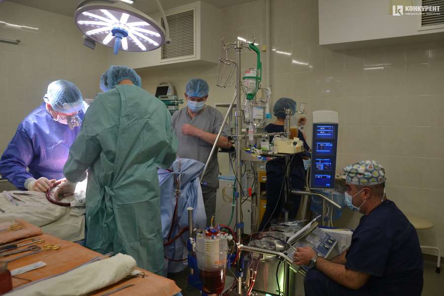Як луцькі медики зупиняють і запускають серце: репортаж з операційної (фото, відео 18+)