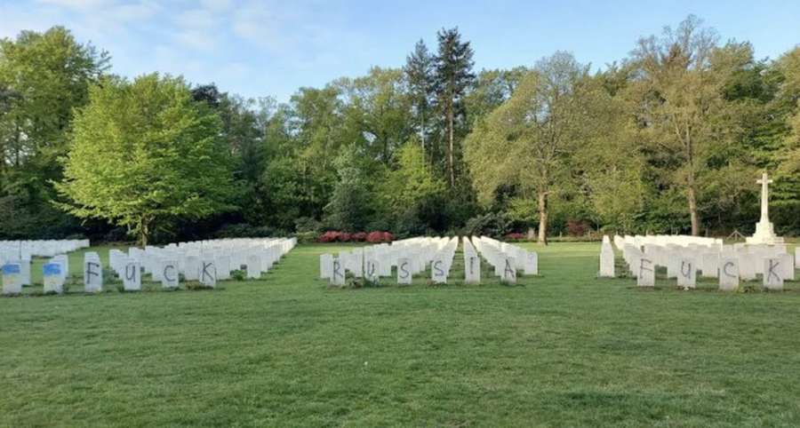 МЗС засудило акт вандалізму на меморіалі в Нідерландах із символами «Азов» (фото)