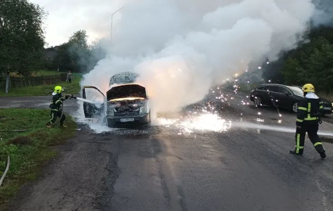 У Луцьку на вулиці Мамсурова горів автомобіль