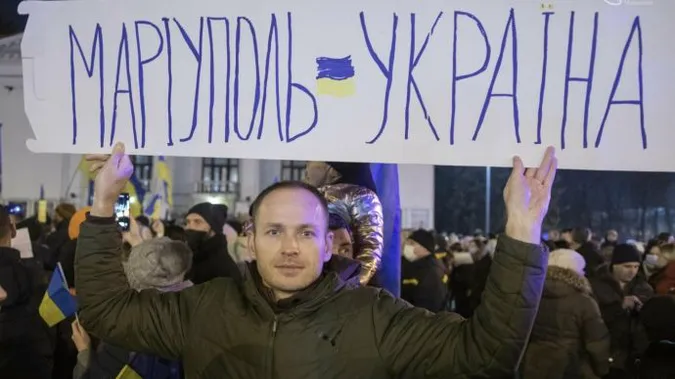 У Маріуполі снаряди РФ влучили у школу й 12-поверхівку, є постраждалі