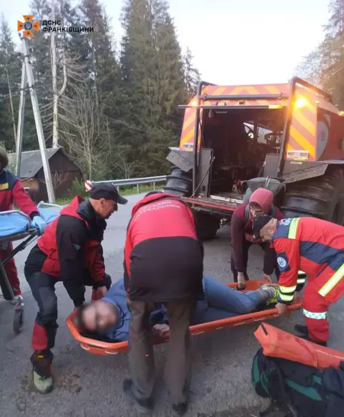Волинянин пошкодив ногу у Карпатах – викликали гірських рятувальників (фото)