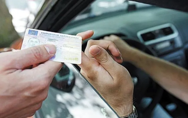В Україні видаватимуть водійські права нового зразка