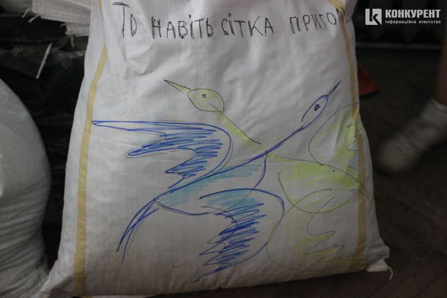 Щоб сховати від ворога: як у Володимирі переселенки плетуть «кікімори» для військових (фото)