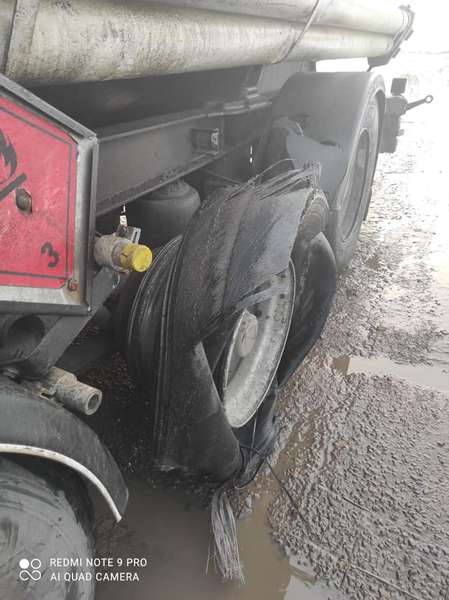 На Волині автоцистерна з пальним ледь не потрапила в аварію (фото)