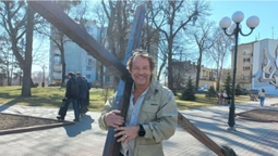 Американець Кіт Віллер несе хрест через Луцьк: чому він це робить (фото)