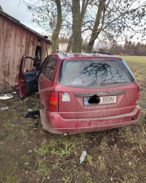 На Волині Ford на «євробляхах» протаранив сарай і дерево (фото, відео)