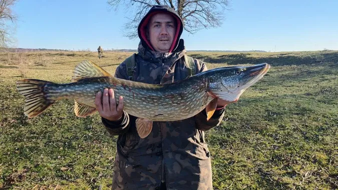 На Рівненщині рибалка спіймав щуку-гіганта (фото)
