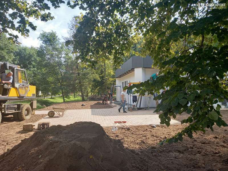 Завезли унітази: в центральному парку Луцька завершують будівництво вбиральні (фото, відео)