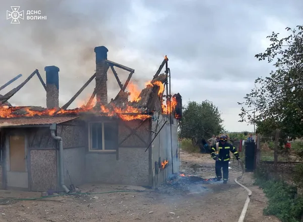 Дах вигорів вщент: у Луцькому районі зайнялась господарська споруда (фото)