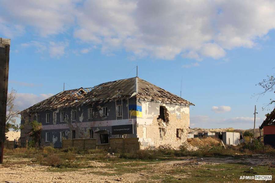 Знищена школа, бруд і гори сміття: як виглядає деокуповане Архангельське (фото)
