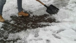 Луцькі муніципали змусили підприємців взятись за лопати (фото)