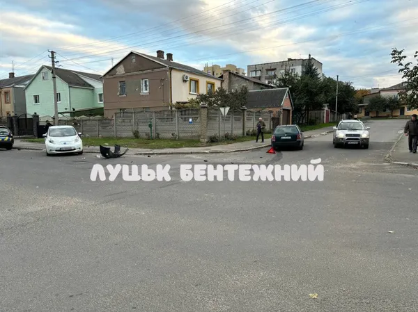 Аж бампер відлетів: у Луцьку не розминулись два легковики (фото)
