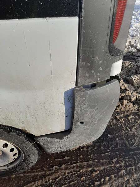 У Луцьку автомобіль «ніжно притулився» до припаркованого буса: шукають свідків (відео)