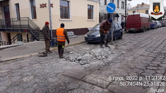 У Луцьку в Старому місті демонтують обмежувачі руху