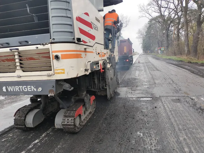 На волинських автошляхах «латають» ями (фото)