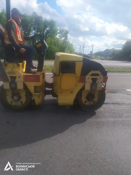 Попри війну: на Волині продовжують «латати» дороги (відео)