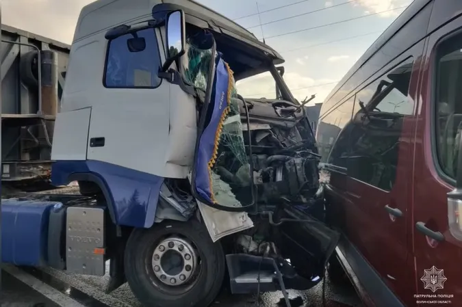 Дві вантажівки ледь не розчавили буса: під Луцьком – масштабна автотроща (відео)