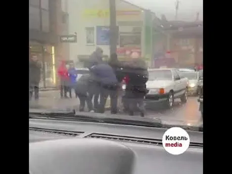 Повалив на асфальт: у Ковелі посеред дороги зчепилися двоє чоловіків (відео)