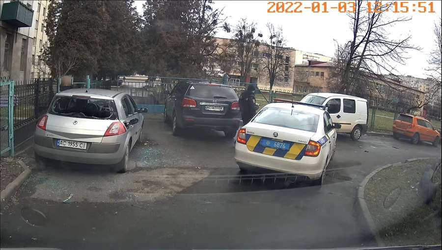 У Луцьку невідомі розтрощили припаркований у дворі Renault (фото, відео)