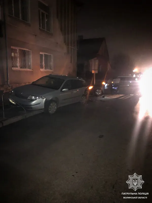 У Луцьку п'яний водій влетів у припарковане авто (фото)