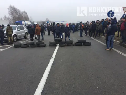 Закон про «євробляхи» спричинив колапс: митниця виявилася не готовою до змін