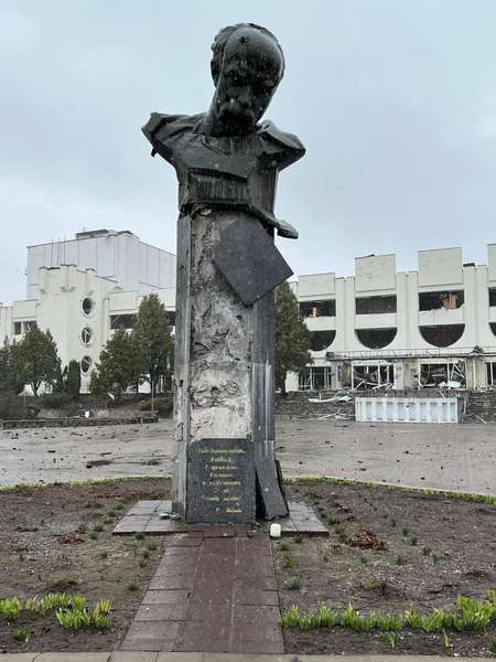 На Київщині окупанти обстріляли пам'ятник Шевченку (фото)