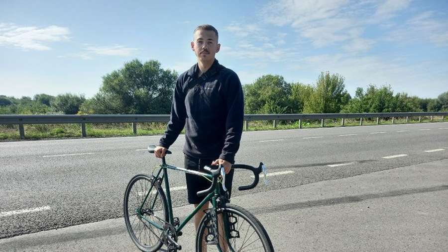 До Луцька на велосипеді приїхав волонтер, який збирає мільйон на ЗСУ
