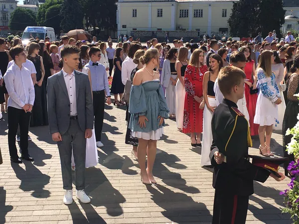 У центрі Луцька випускникам вручають медалі (фото, відео)