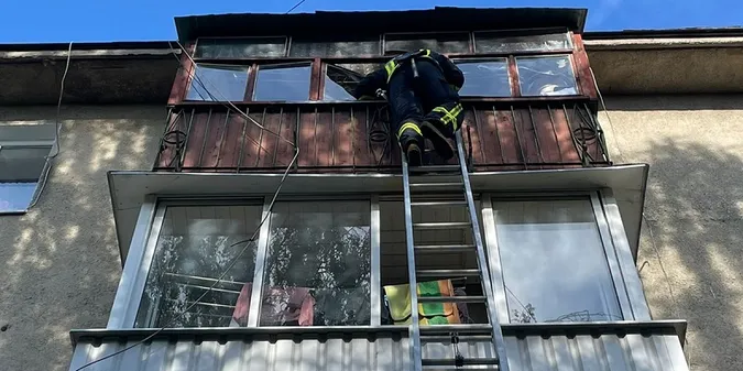 Забула ключі, плиту не вимкнула: у Луцьку рятувальникам довелося лізти на балкон (фото)