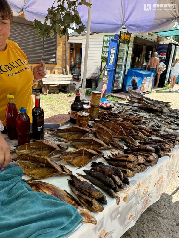 Скільки коштує в'ялена риба на озері Пісочне (фото, відео)