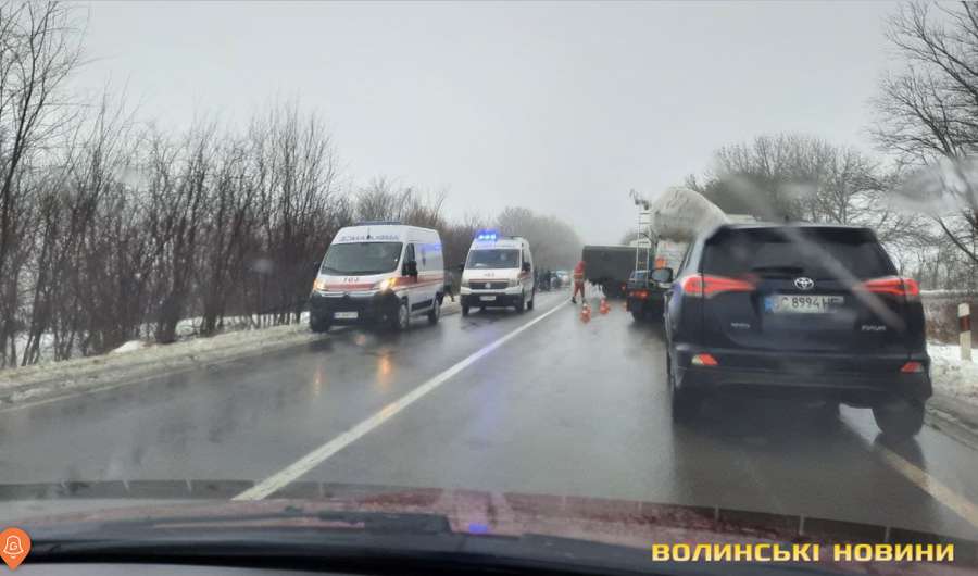На автодорозі Луцьк – Горохів зіткнулися дві вантажівки й легковик: є постраждалі (фото, відео)