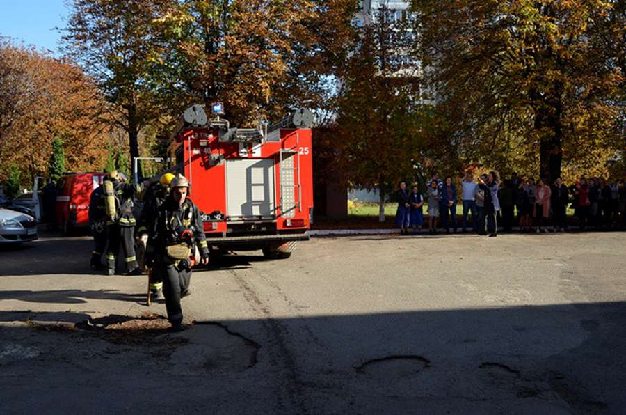 У Луцьку рятувальники провели навчання з ліквідації умовної пожежі (фото)