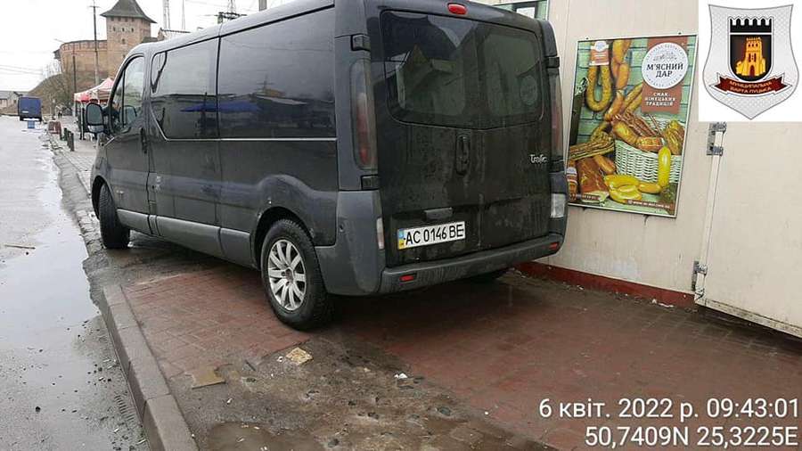 Зробила зауваження: у Луцьку підприємці напали на інспекторку з паркування (фото, відео)