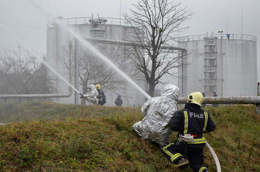 Рятувальники залили водою і піною нафтобазу у Луцьку (фото)