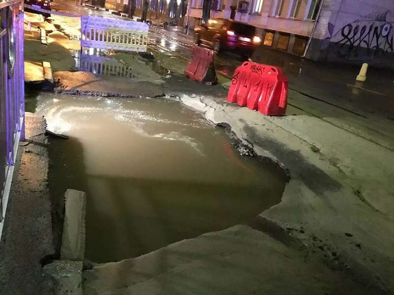 У Києві авто ледь не потонуло у гігантській калюжі (фото)